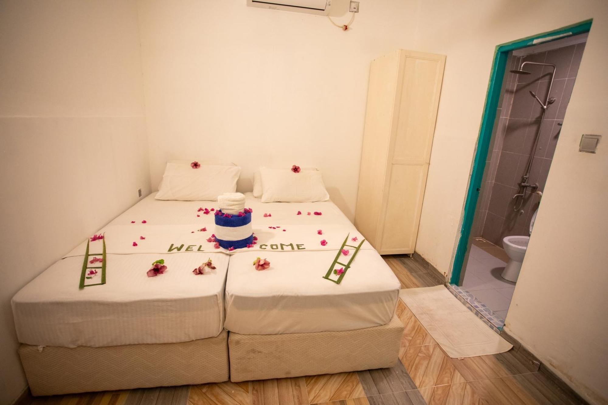 Ihaven Thulusdhoo Hotel Exterior photo