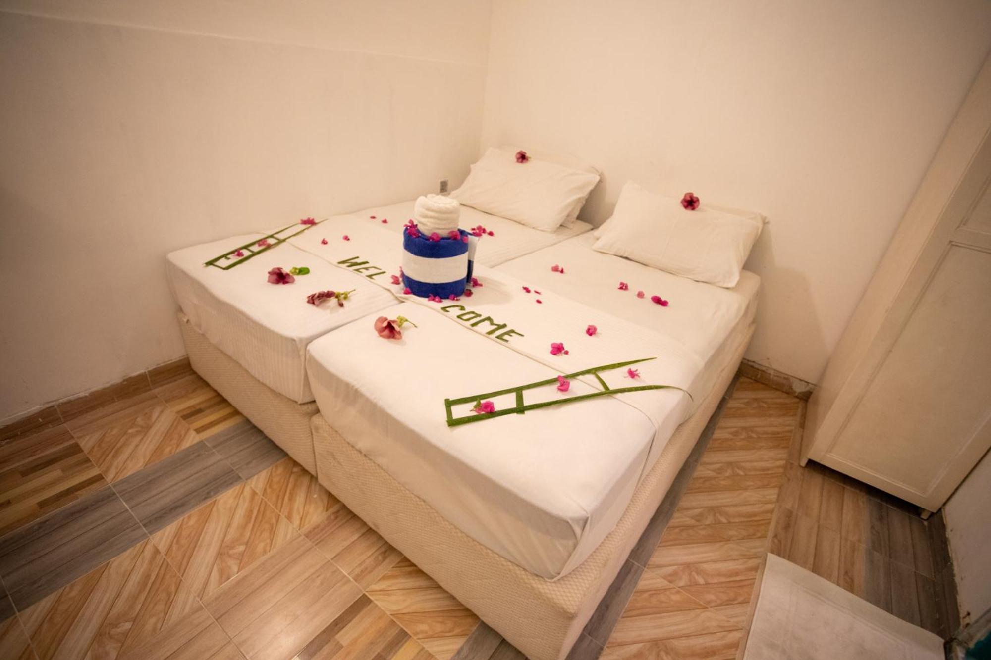 Ihaven Thulusdhoo Hotel Exterior photo