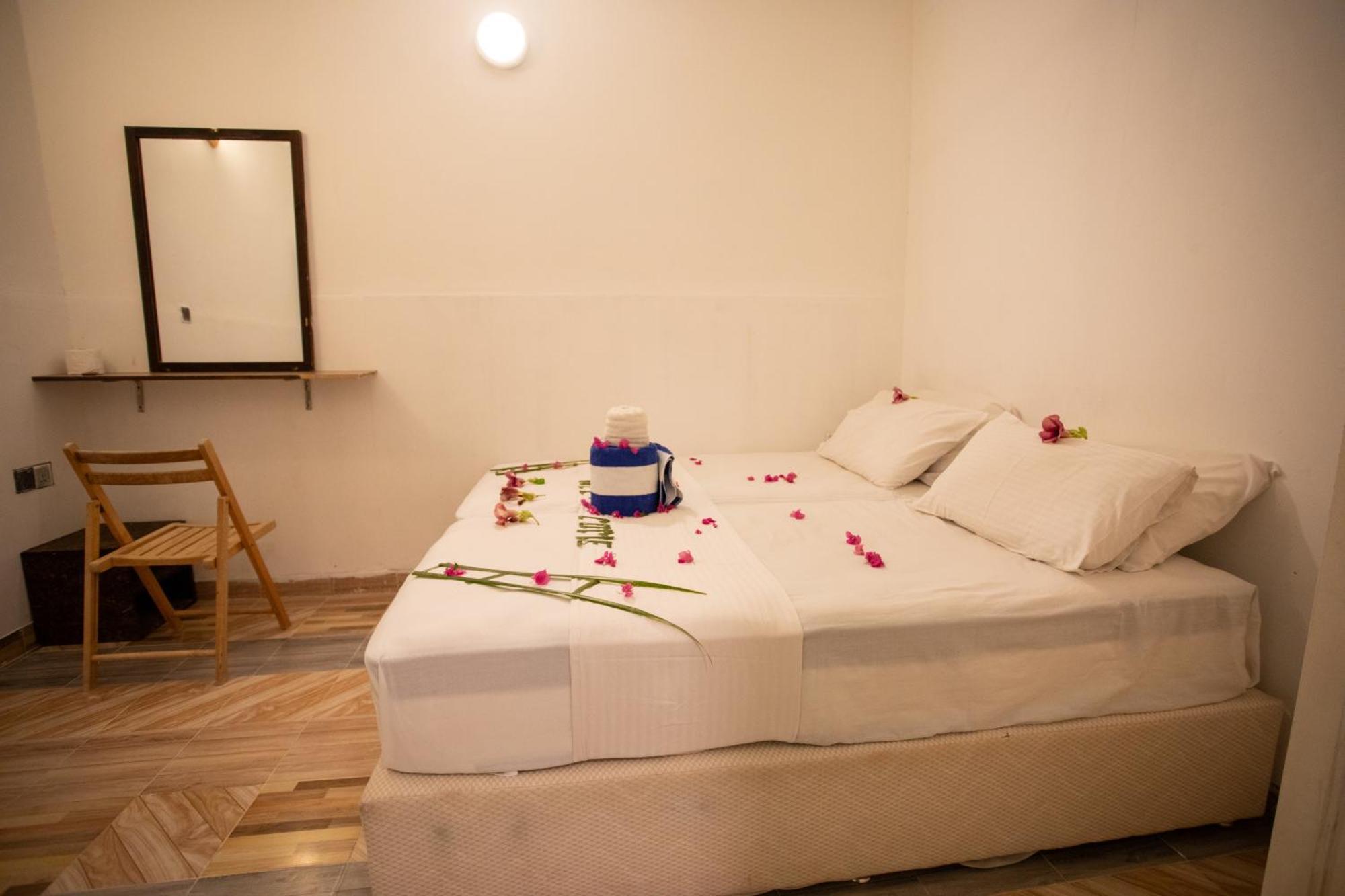 Ihaven Thulusdhoo Hotel Exterior photo