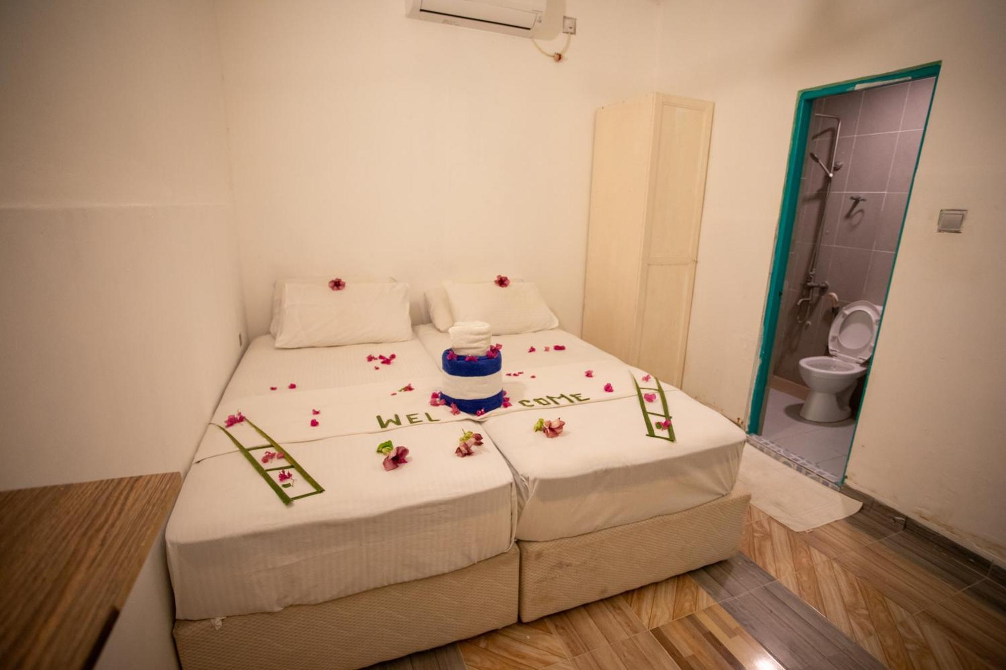 Ihaven Thulusdhoo Hotel Exterior photo