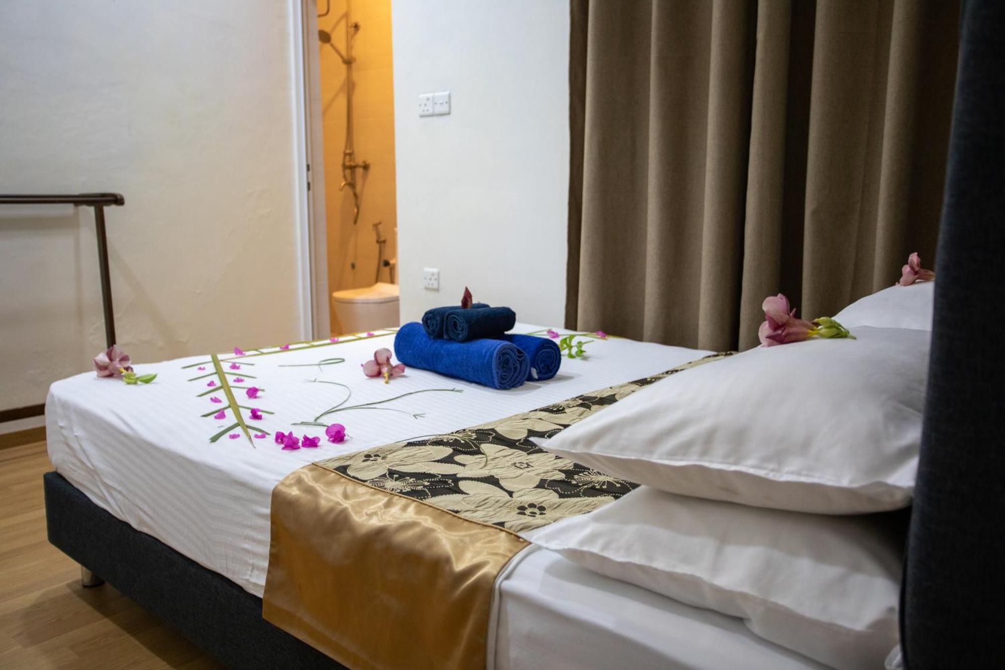 Ihaven Thulusdhoo Hotel Exterior photo