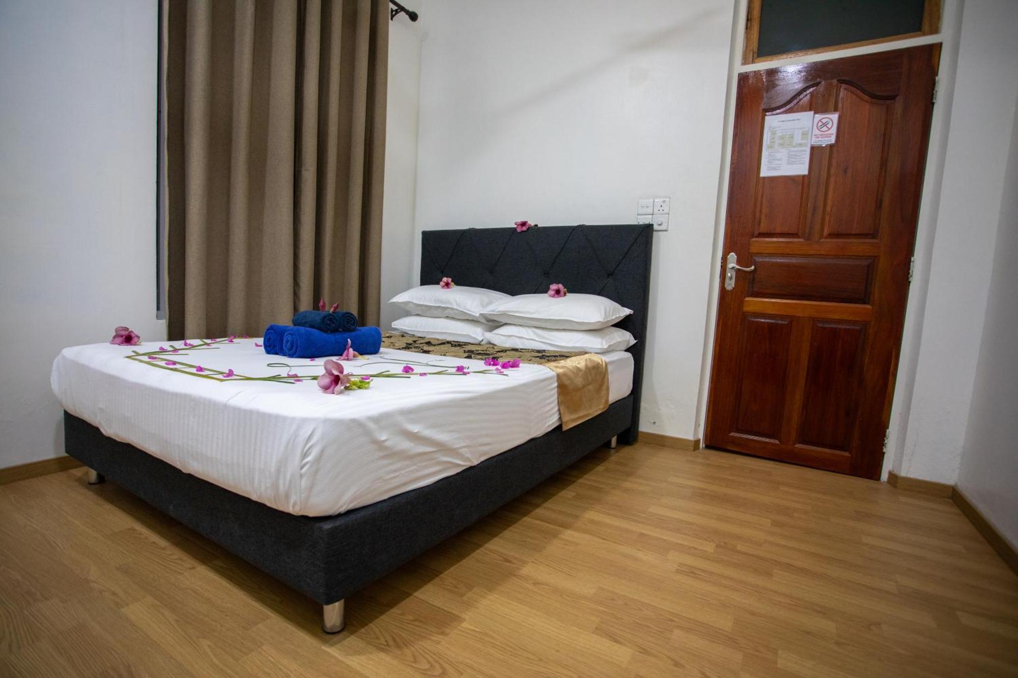 Ihaven Thulusdhoo Hotel Exterior photo