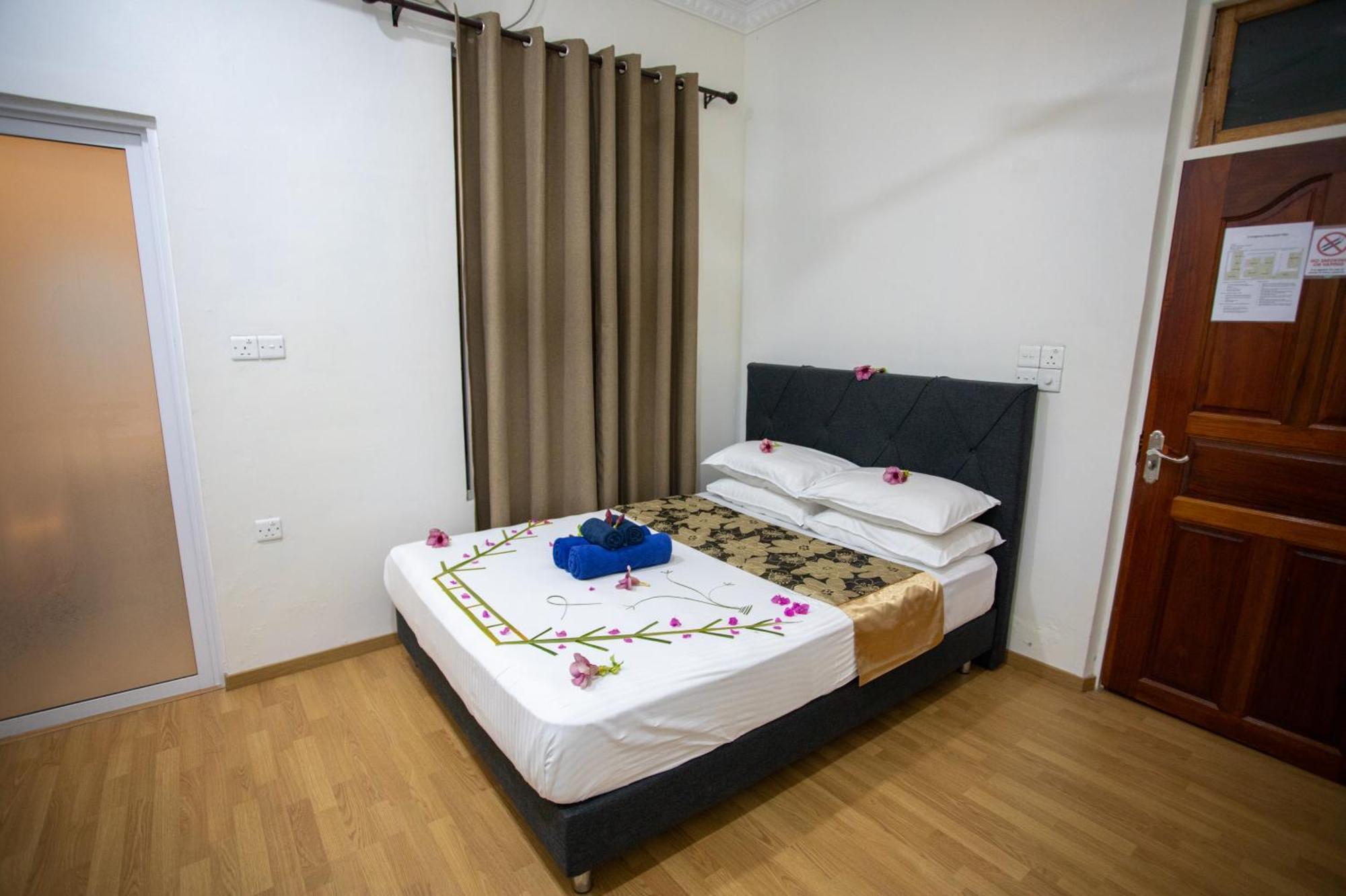 Ihaven Thulusdhoo Hotel Exterior photo