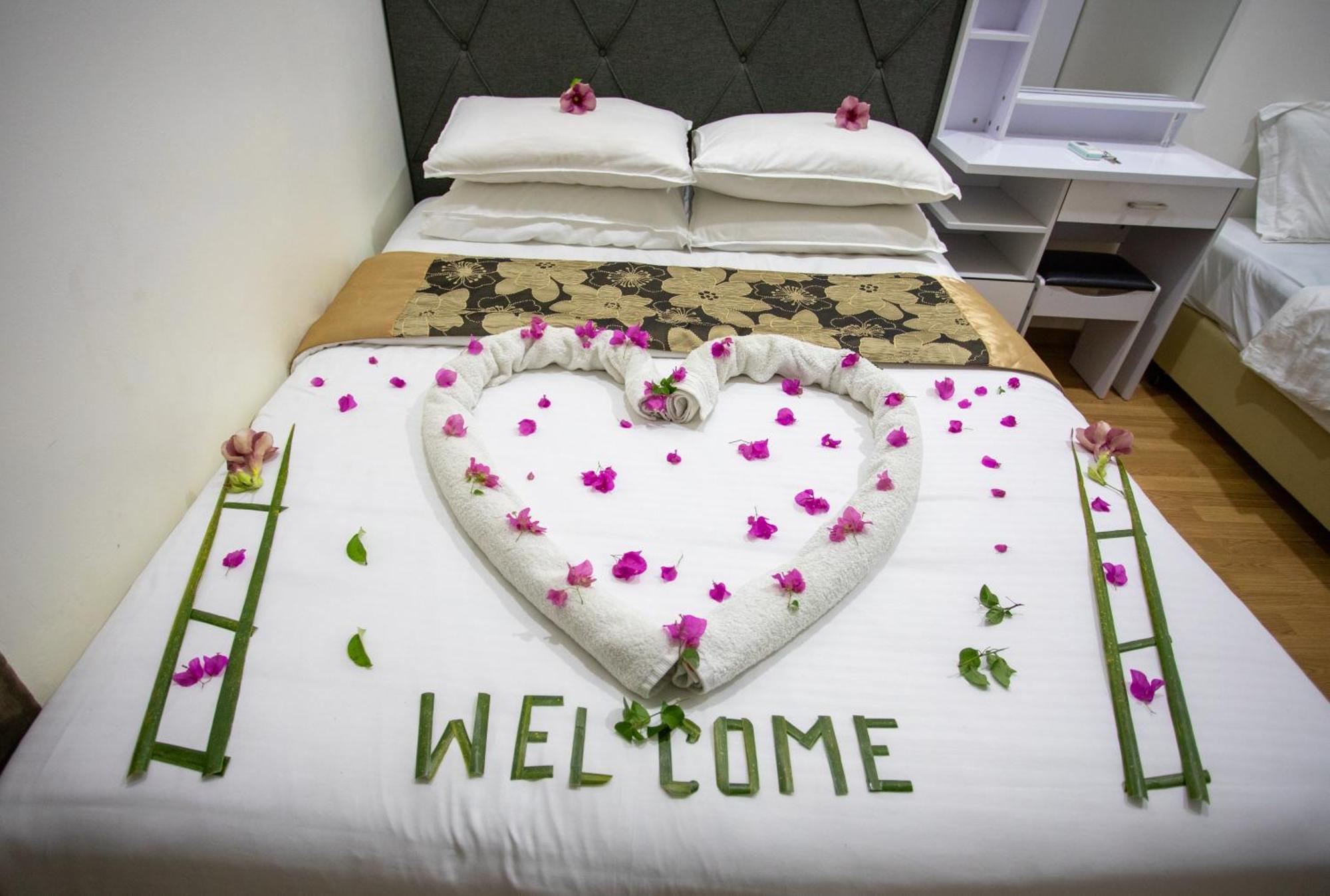 Ihaven Thulusdhoo Hotel Exterior photo