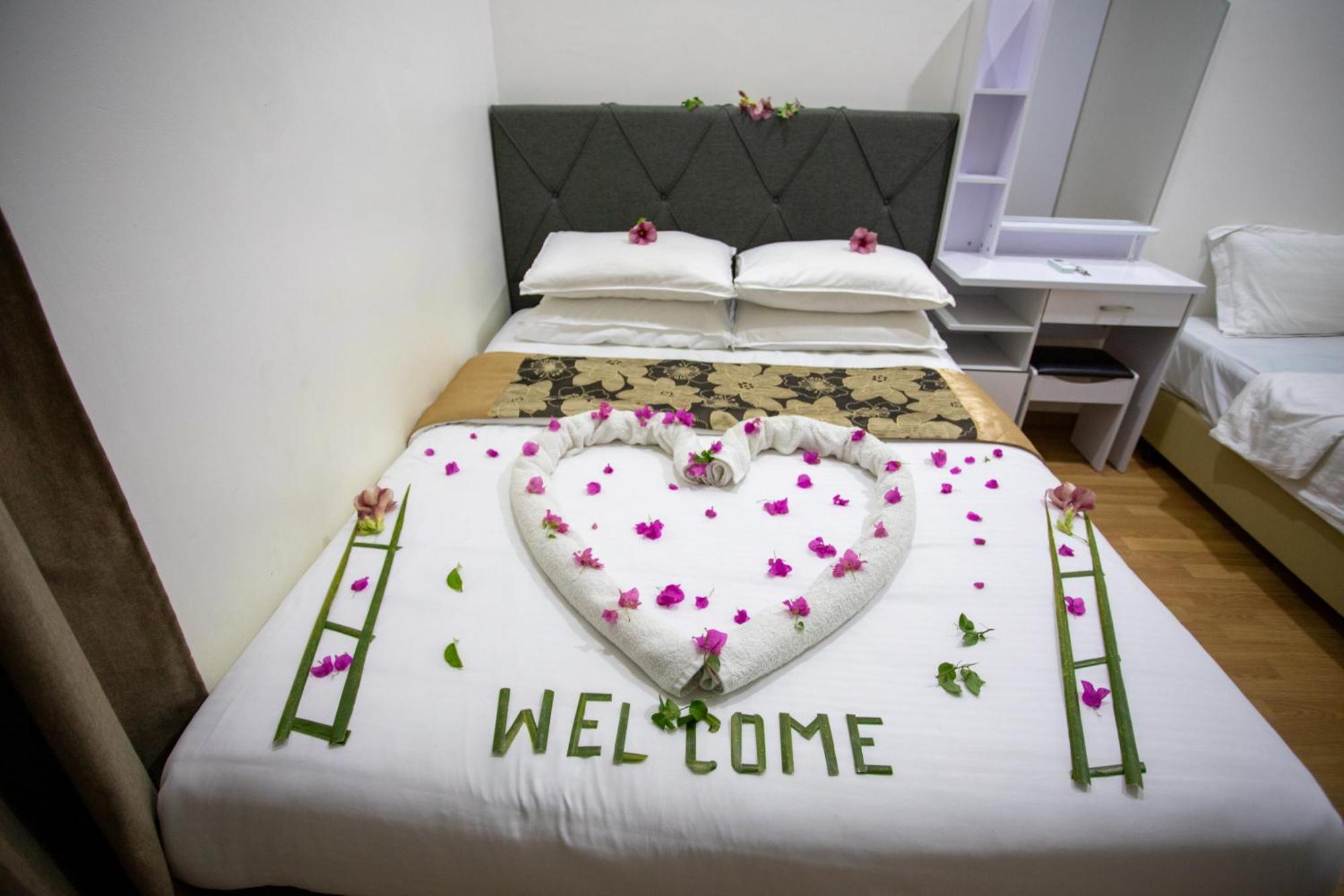 Ihaven Thulusdhoo Hotel Exterior photo